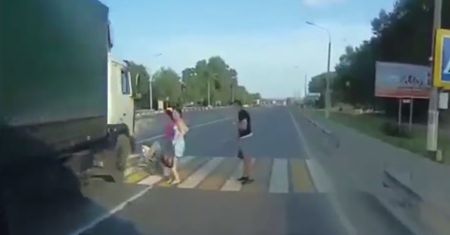 Dramatyczna scena - ciężarówka prawie rozjeżdża wózek z dzieckiem