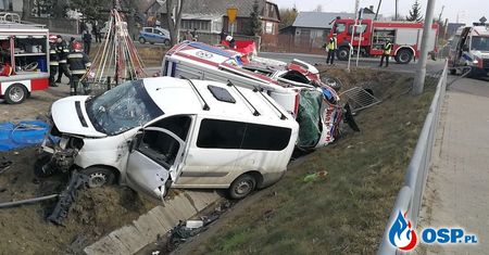 Zderzenie busa z karetką koło Lubartowa. Cztery osoby ranne