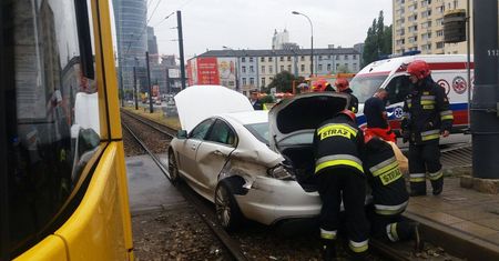 Wola. Jaguar wjechał pod tramwaj