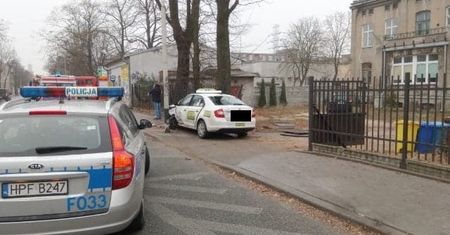 Taksówka wjechała w pieszych w Łodzi. Wpadła w poślizg