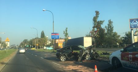 Wjechał w betonowy fragment. Ogromne korki na Hynka