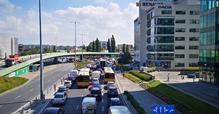 Warszawa. Wypadek koło Galerii Mokotów. Karetka leży na boku