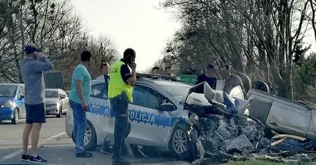 Skasowany radiowóz, ranni policjanci. Na sygnale jechali do wypadku