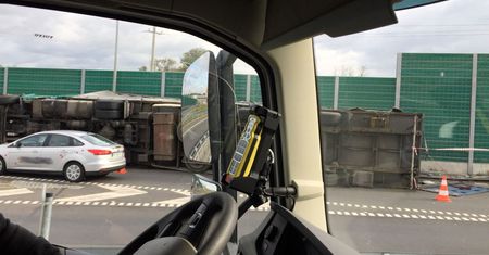Wiatr zmiótł z drogi auto z przyczepą. Apel policji
