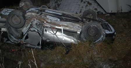 Samochód spadł z mostu. 17-letni kierowca uciekł i zostawił ranną 16-latkę
