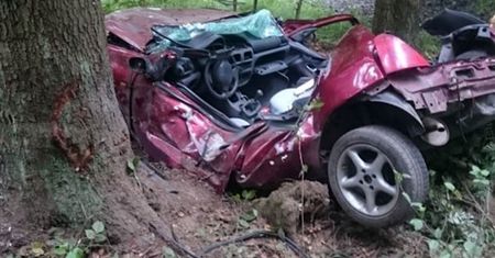 Tragedia w Strzyżowie w Podkarpackiem. Zwłoki w aucie rozbitym na drzewie