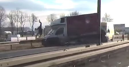 Zderzyły się trzy dostawczaki. 21-latka wyrzuciło w powietrze
