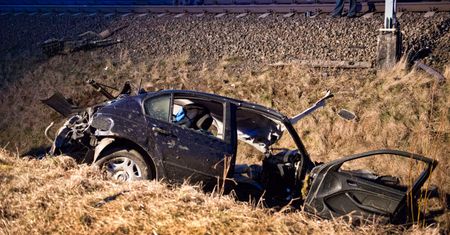 Ominął opuszczone półrogatki i wjechał pod pociąg. Kierowca bmw nie żyje