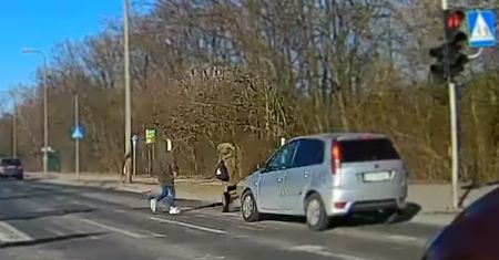 Potrąciła 12-latkę na czerwonym. Dramatyczne nagranie z Poznania