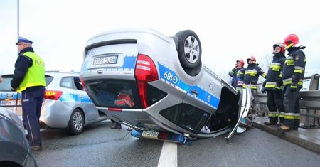 Wypadek kolumny VIP w Katowicach. Dachował radiowóz, ranny policjant