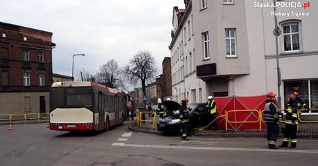 Piekary Śląskie. Zderzenie samochodu z autobusem. Zginął pieszy