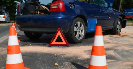 Niebezpieczny wypadek na DW 728 pod Jędrzejowem. Ranne 8-miesięczne dziecko