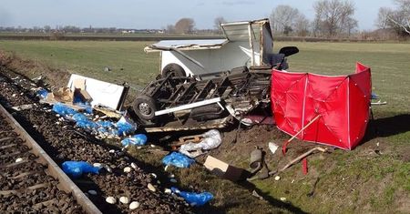 Granowo. Tragedia na torach. Kierowca samochodu dostawczego zginął na miejscu