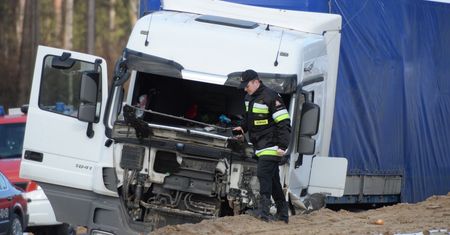 W TIR-ze strzeliła opona. 3 osoby nie żyją