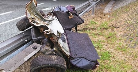 Tragiczny wypadek. Kobieta nie żyje, auto rozpadło się na pół
