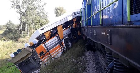Zderzenie autobusu i lokomotywy w Skroninie. Trzy osoby poszkodowane