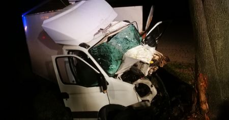 Krasnystaw. Auto rozbite na drzewie. Kierowca ciężko ranny