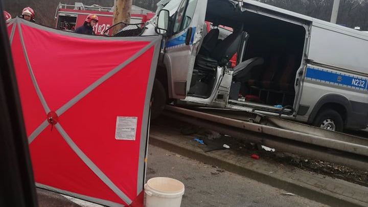 Gdynia. Radiowóz wbił się w słup. Policjant ranny