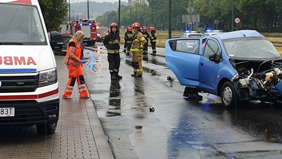 Czołowo zderzyły się dwa auta