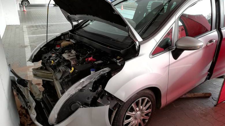 Ford uderzył w ścianę garażu podziemnego. 