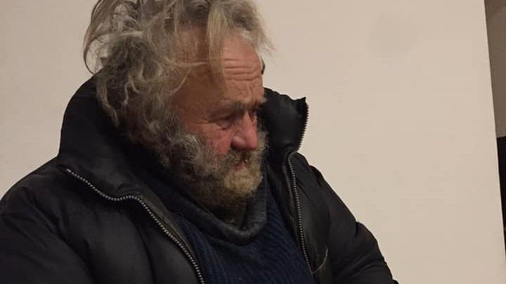 Nikt nie wie, od ilu dokładnie lat mężczyzna żyje na ulicy