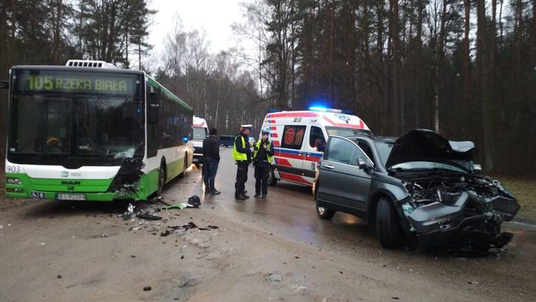 Kierowca hondy zderzył się czołowo z autobusem MPK