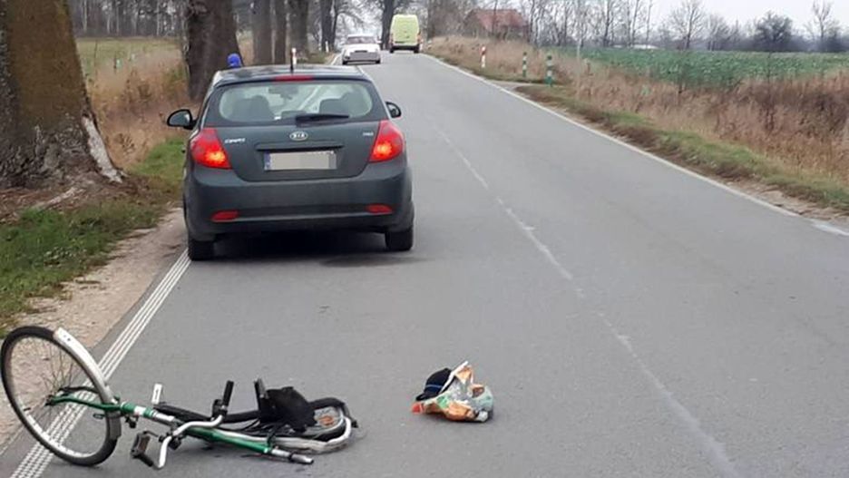  Na miejscu wypadku policjanci znaleźli części lusterka od audi
