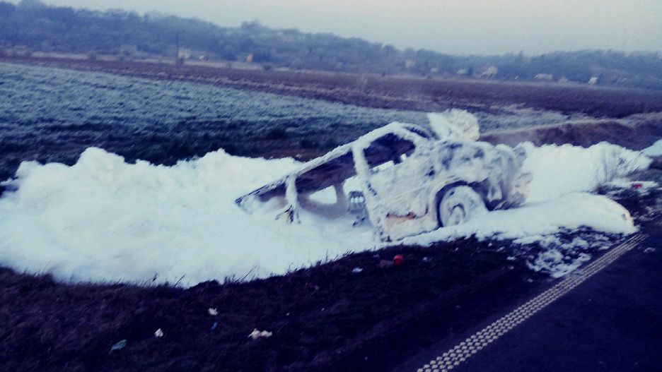 Z płonącego wraku rannym pomagali wydostać się pasażerowie innego busa.