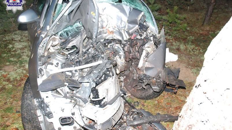 Auto, którym jechał 18-latek, jest kompletnie zniszczone