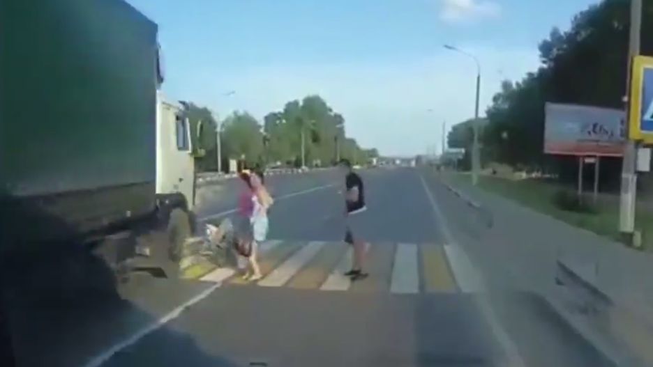 Rosja, tir prawie uderza w dziecko