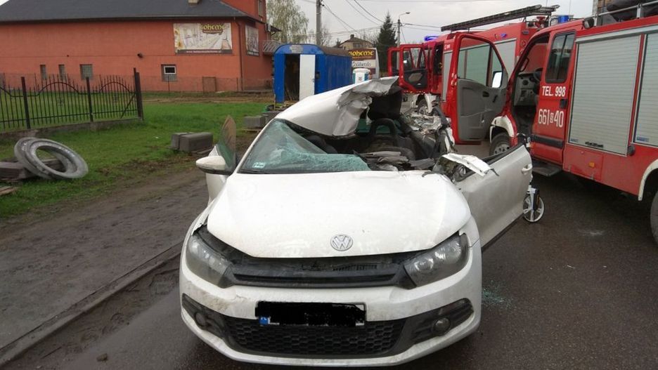  Auto z impetem uderzyło w koparkę