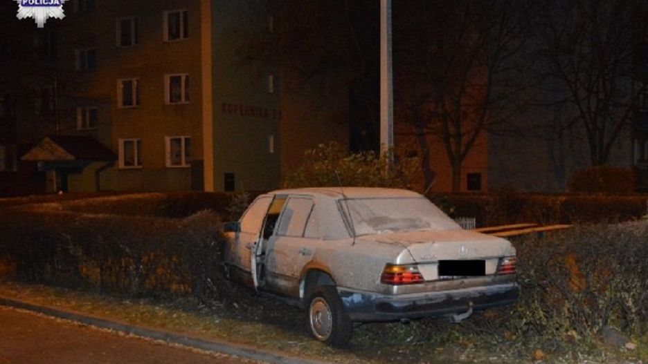 Mężczyzna wylądował ukradzionym mercedesem w krzakach po przejechaniu około 200 metrów.