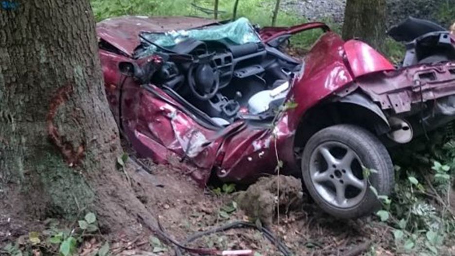 Kierowca miał 20 lat i jechał renault clio bez p[asażerów