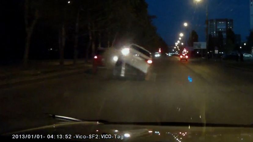 Kierowca pokazał, jak nie należy wyprzedzać.