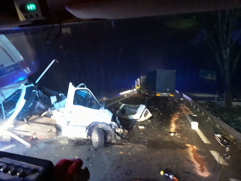 Siła uderzenia była tak duża, że kabina busa została rozbita na części.