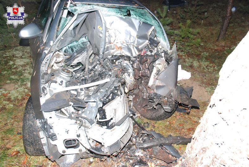 Auto, którym jechał 18-latek, jest kompletnie zniszczone
