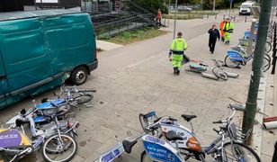 Kolizja dwóch aut. Jedno wpadło w stację Veturilo