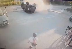 Mazowsze. Dramatyczny wypadek. Koziołkujące auto wpadło na parking, prawie zmiażdżyło ludzi