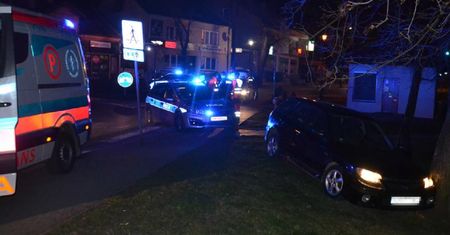 Małopolskie. Pijany, z objawami koronawirusa zderzył się mazdą z radiowozem