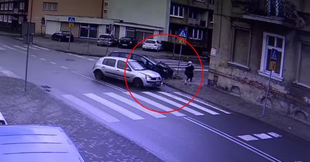 "Oszukać przeznaczenie" po polsku. Dwa samochody pędziły w kierunku kobiety