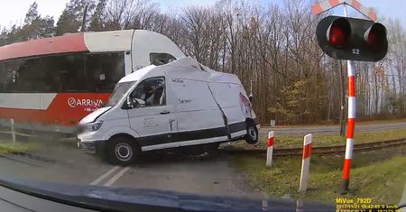 Wstrząsające nagranie: kierowca wjeżdża wprost pod pociąg