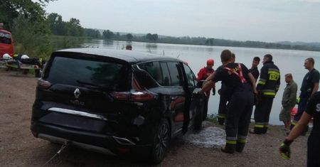 Wypadek. Zasnął za kierownicą. Obudził się pod wodą