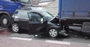 Wielkopolska. Mała skoda zgnieciona między ciężarówkami