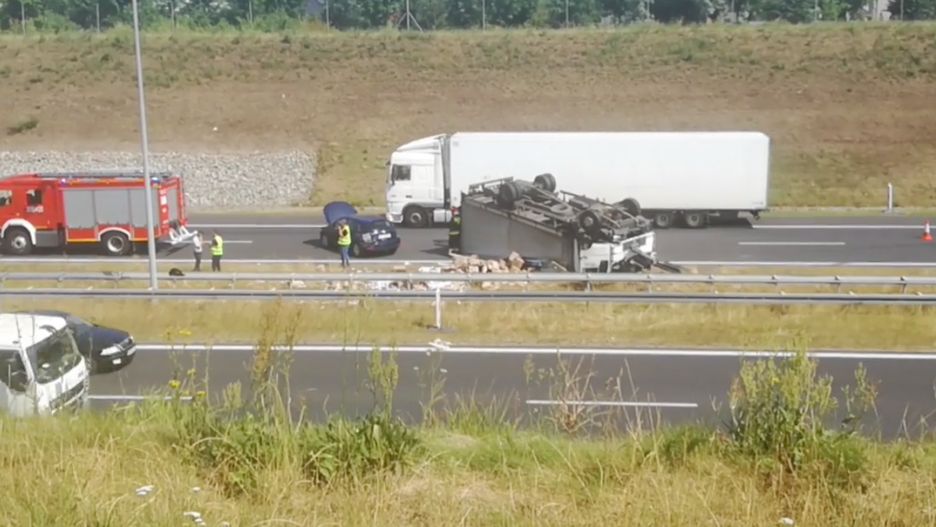 Wypadek na A2. Kierowca ciężarówki narzeka na ból w barku. Przed południem doszło również do wypadku na A4