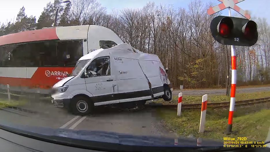 Wypadek na przejeździe kolejowym w Łysomicach