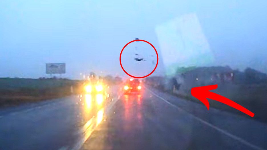 Wypadek na drodze między Jerzmanową i Smardzowem uchwyciła kamera samochodowa.