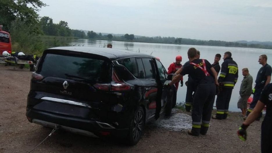 Wypadek. Do wyciągnięcia auta niezbędny był specjalistyczny sprzęt.