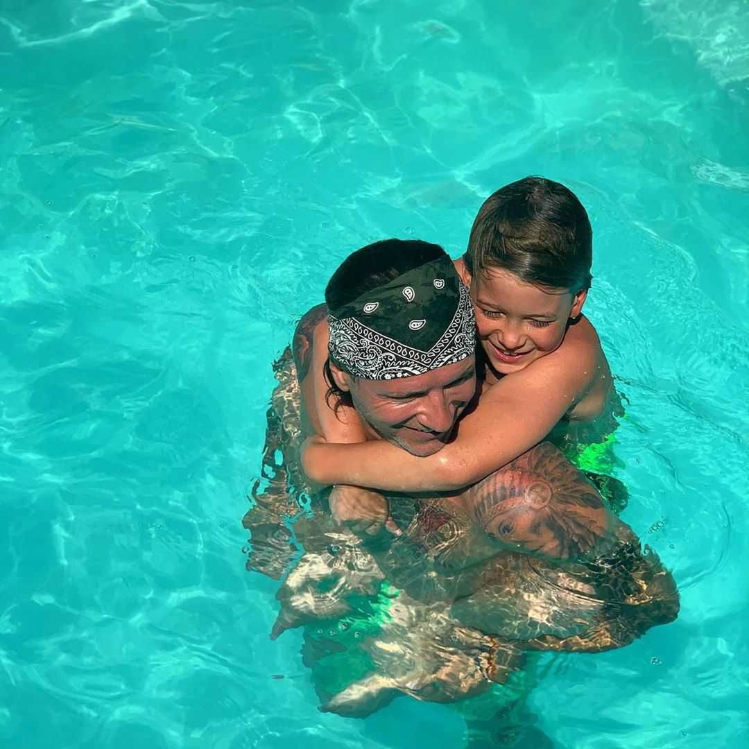 Radosław Majdan na wakacjach z synem Małgosi Rozenek