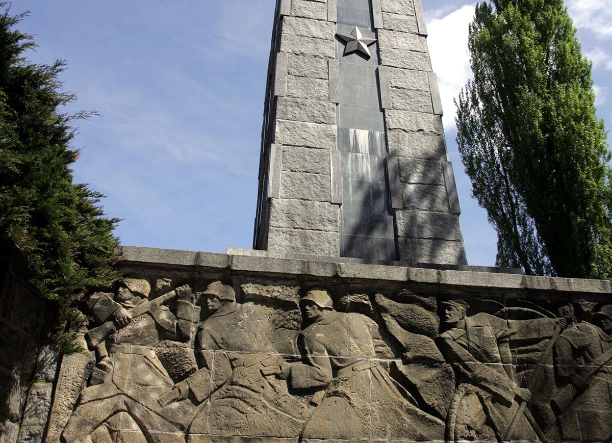 Zniszczony pomnik radziecki w Poznaniu. "Zburzyć to"