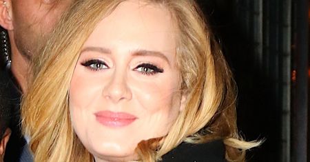 Adele pojechała na zakupy w piżamie. Bez grama obciachu wsiada do luksusowego auta
